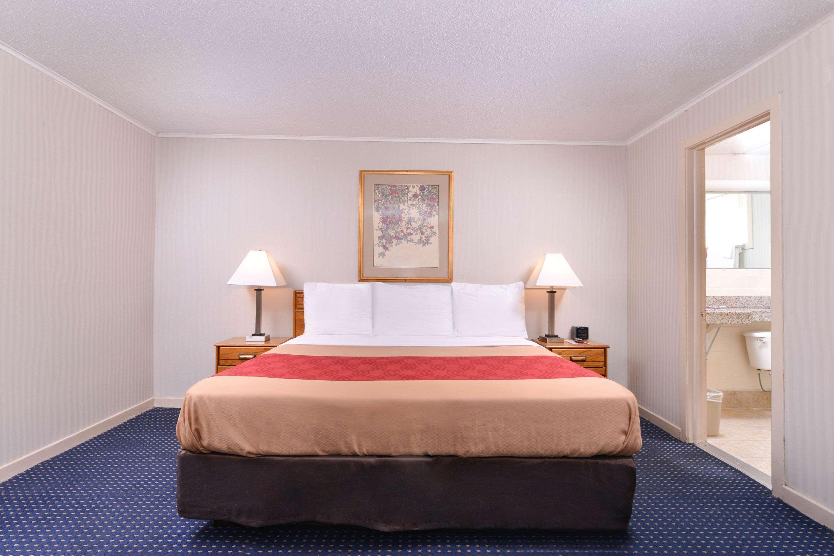 איסט הרטפורד Economy Inn מראה חיצוני תמונה